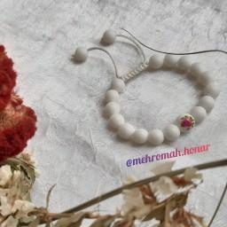 دستبند سنگ اونیکس سفید و مهره های گل سرخی