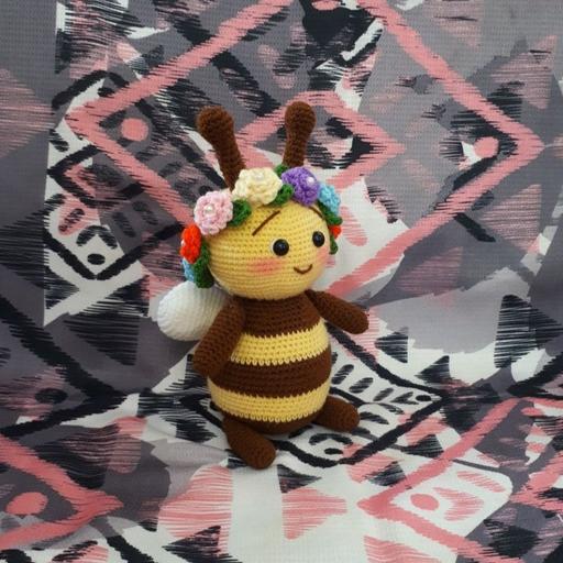 عروسک زنبور
(دست بافت) قد حدودا 18 تا 20 سانت