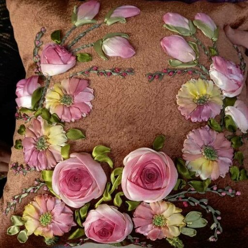 کوسن روبان دوزی  شده سفارشی با گلهای رنگارنگ و شاد بهاری