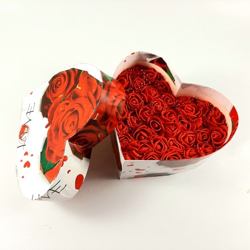 جعبه گل هدیه طرح قلب همراه با جاکلیدی حروف