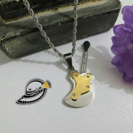 گردنبند با پلاک گیتار دو رنگ با زنجیر مارپیچ استیل رنگ ثابت نقره ای