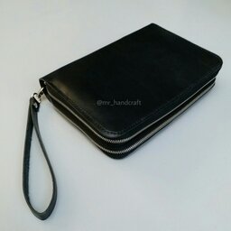 کیف دور زیپ دوبل، چهار محفظه مجزا همراه با جیب زیپدار و جای کارت و همچنین مناسب جهت حمل وسایل شخصی شامل شارژر گوشی موبای