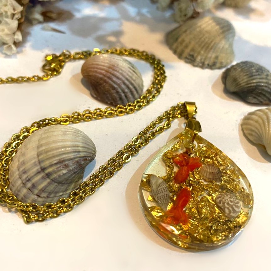 گردنبند رزینی ورق طلا و ماهی نقاشی