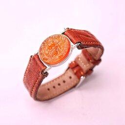 دستبند چرم مردانه نگین عقیق پرتقالی خوش رنگ و آبدار مزین به اذکار مربوط به محبت و رزق با ذکر 