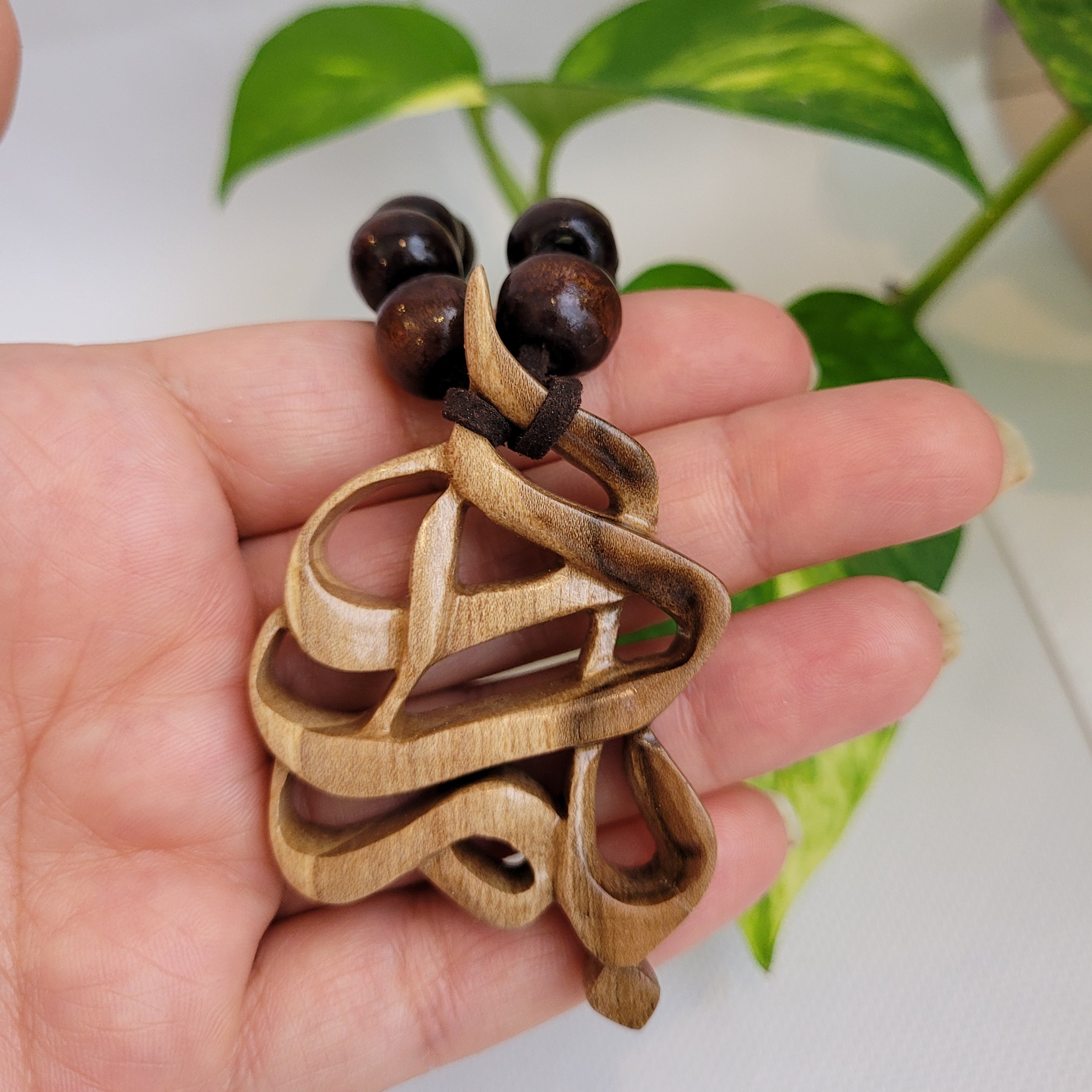 گردنبند اسم بامداد چوبی دستساز چوبی گالری