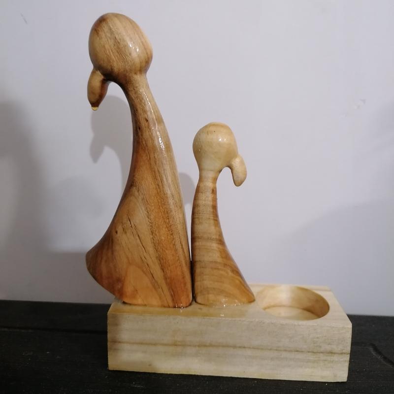 مجسمه چوبی مادر و دختر