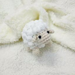 عروسک بافتنی فانتزی دست باف طرح  ببعی(بره) گوسفند کوچولو رنگ سفید سفیرباف
