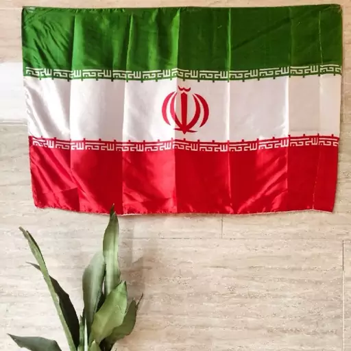 پرچم ایران جنس ساتن در ابعاد 125 در 65 دارای جای چوب 