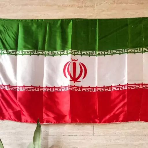 پرچم ایران جنس ساتن در ابعاد 125 در 65 دارای جای چوب 