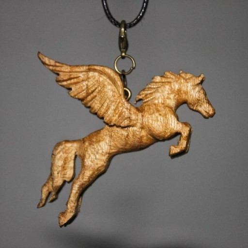 گردن آویزچوبی دست ساز طرح اسب پگاسوس،ساخته شده با چوب داغاداغان به صورت سه بعدی و با رعایت جزییات و ظرافت