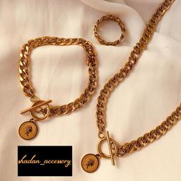 ست گردنبند و دستبند و انگشتر کارتیر استیل طلایی با قفل تی زیورآلات رنگ ثابت