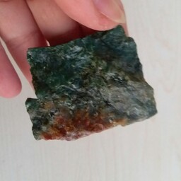 یک تکه سنگ عقیق سبز خزه ای دو رنگ معدنی با رنگ طبیعی حدوده 4 سانته سنگ براق شده تا رنگش مشخص باشه