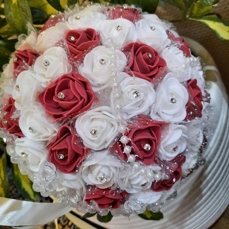 دسته گل عروس فومی زرشکی و سفید با پایه کریستالی