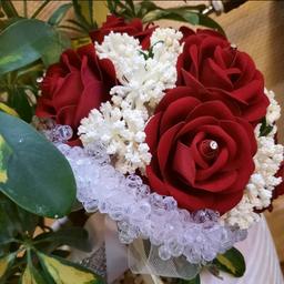 دسته گل عروس با رز مخمل زرشکی به همراه پفکی سفید