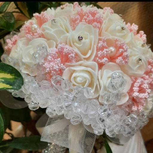 دسته گل عروس ترکیب گل فوم سفید و پفکی گلبهی