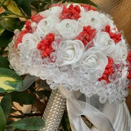دسته گل عروس ترکیب گل فوم سفید و پفکی قرمز