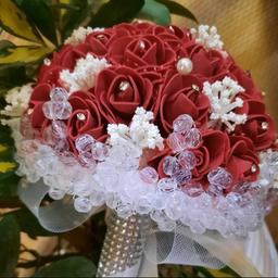 دسته گل عروس فومی زرشکی به همراه پفکی سفید