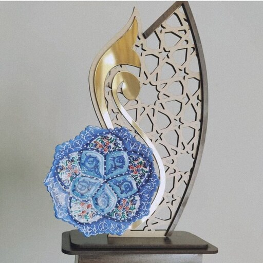 تندیس مینا طرح لاله  تهیه شده از چوب و بشقاب از جنس مس باکیفیت نقاشی دست هنرمندان اصفهان سایز بشقاب 10 سانت