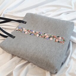 کیف نمدی گلدوزی شده با دست رنگ طوسی همراه با آستر و بند چرمی 