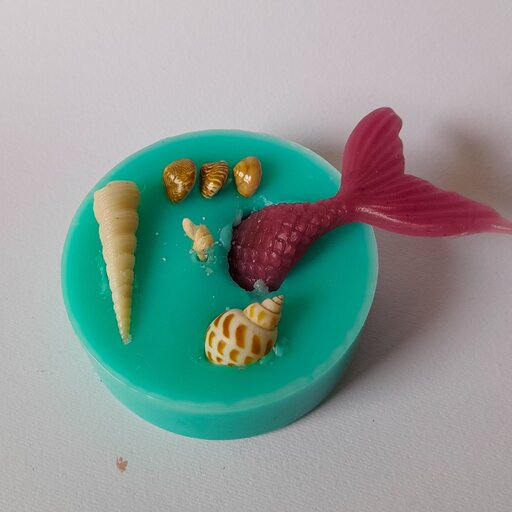 شمع تزئینی دستساز مدل دم ماهی گالری زیبا( تزئین شده با صدف و گوش ماهی ،انتخاب رنگ دم ماهی بر عهده ی مشتری )