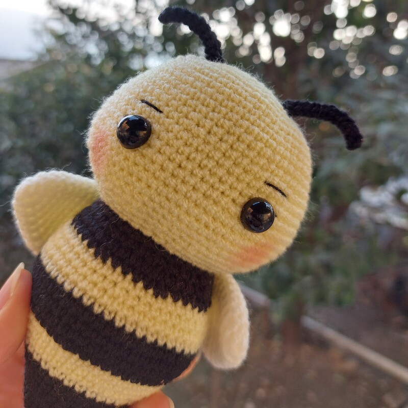 عروسک دستبافت زنبورک با سایز تقریبی 18 سانت و قابل سفارش در رنگبندی دلخواه شما 