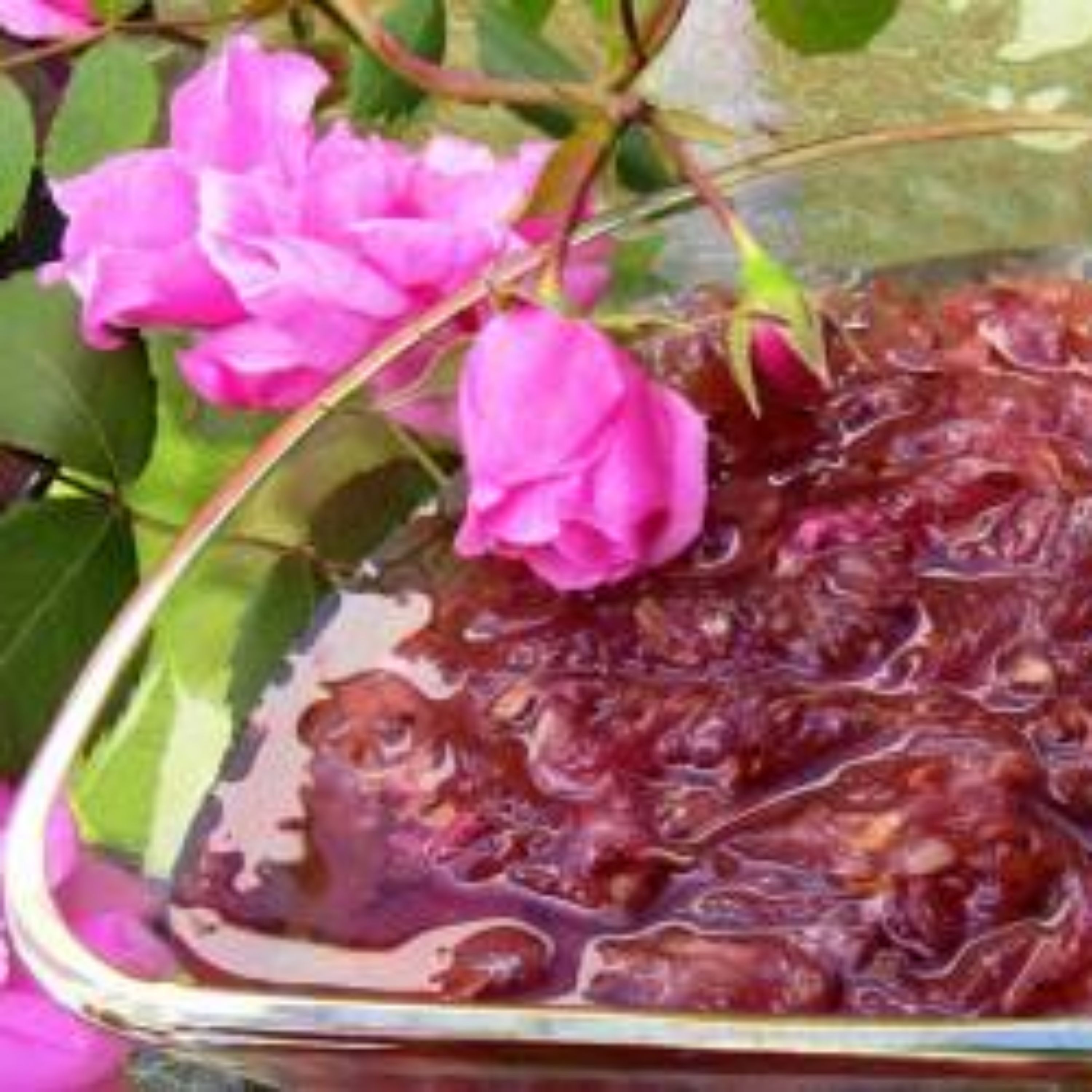 مربای گل سرخ باعسل وزعفران پخته شده