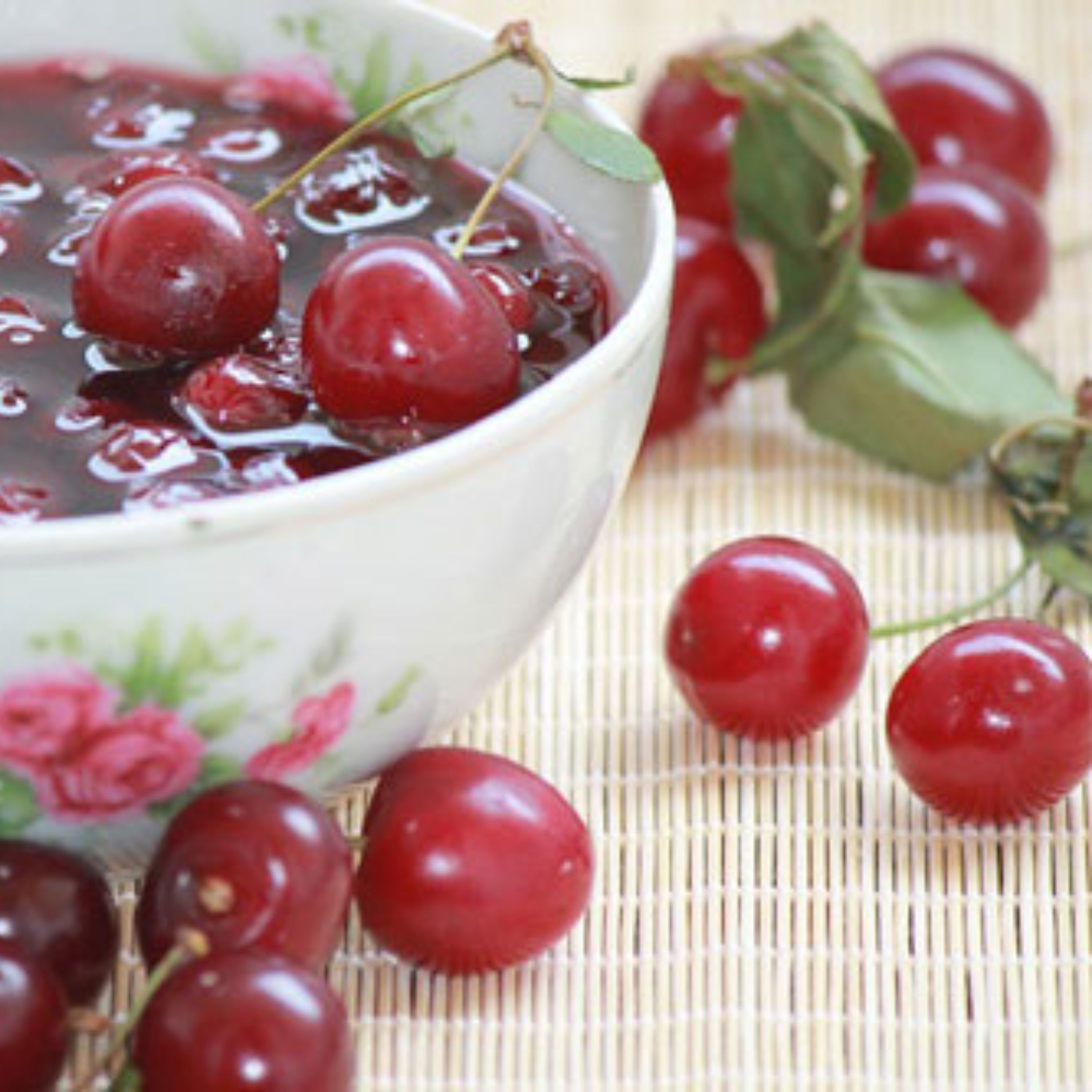 مربای آلبالوباعسل وزعفران پخته شده