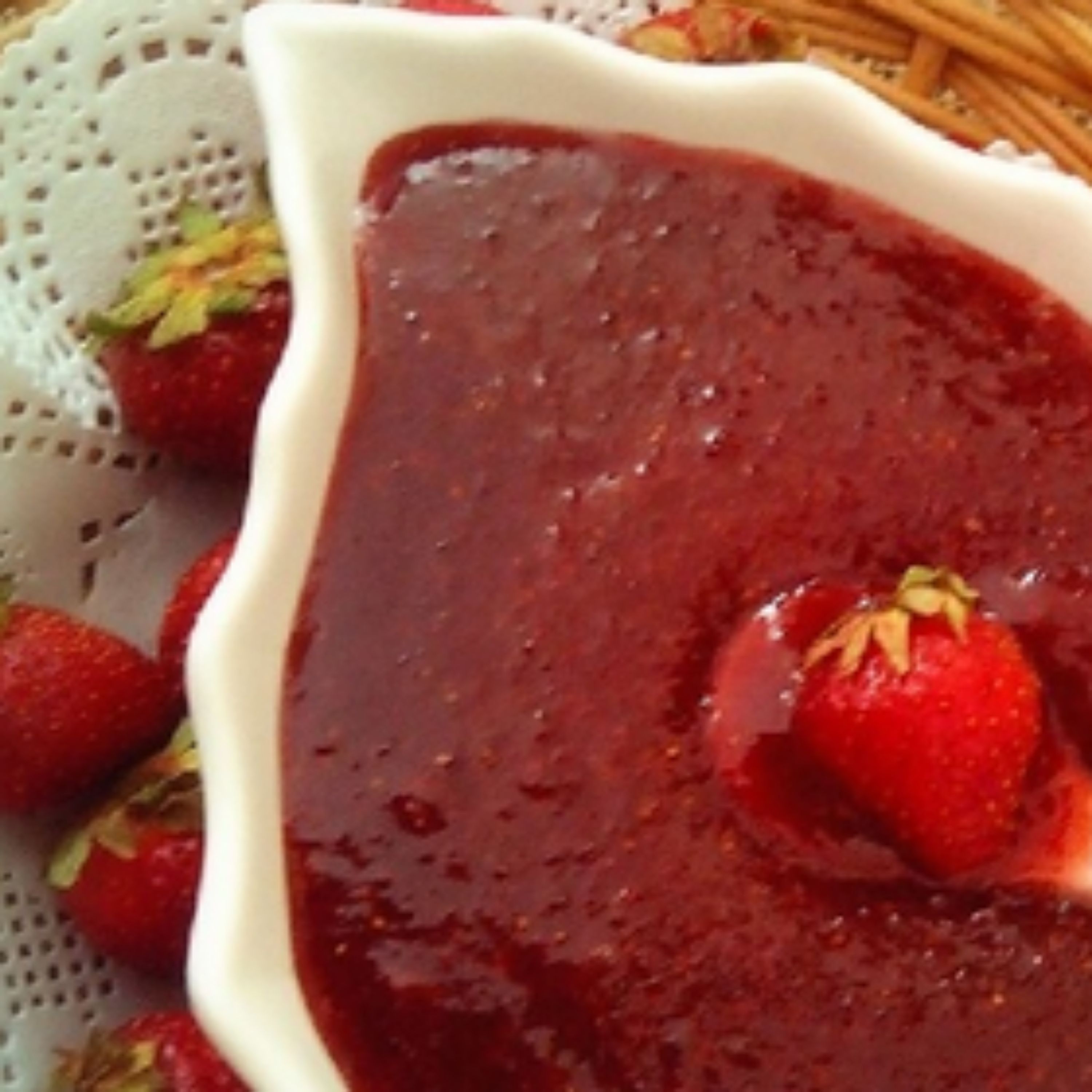 مربای توت فرنگی باعسل وزعفران