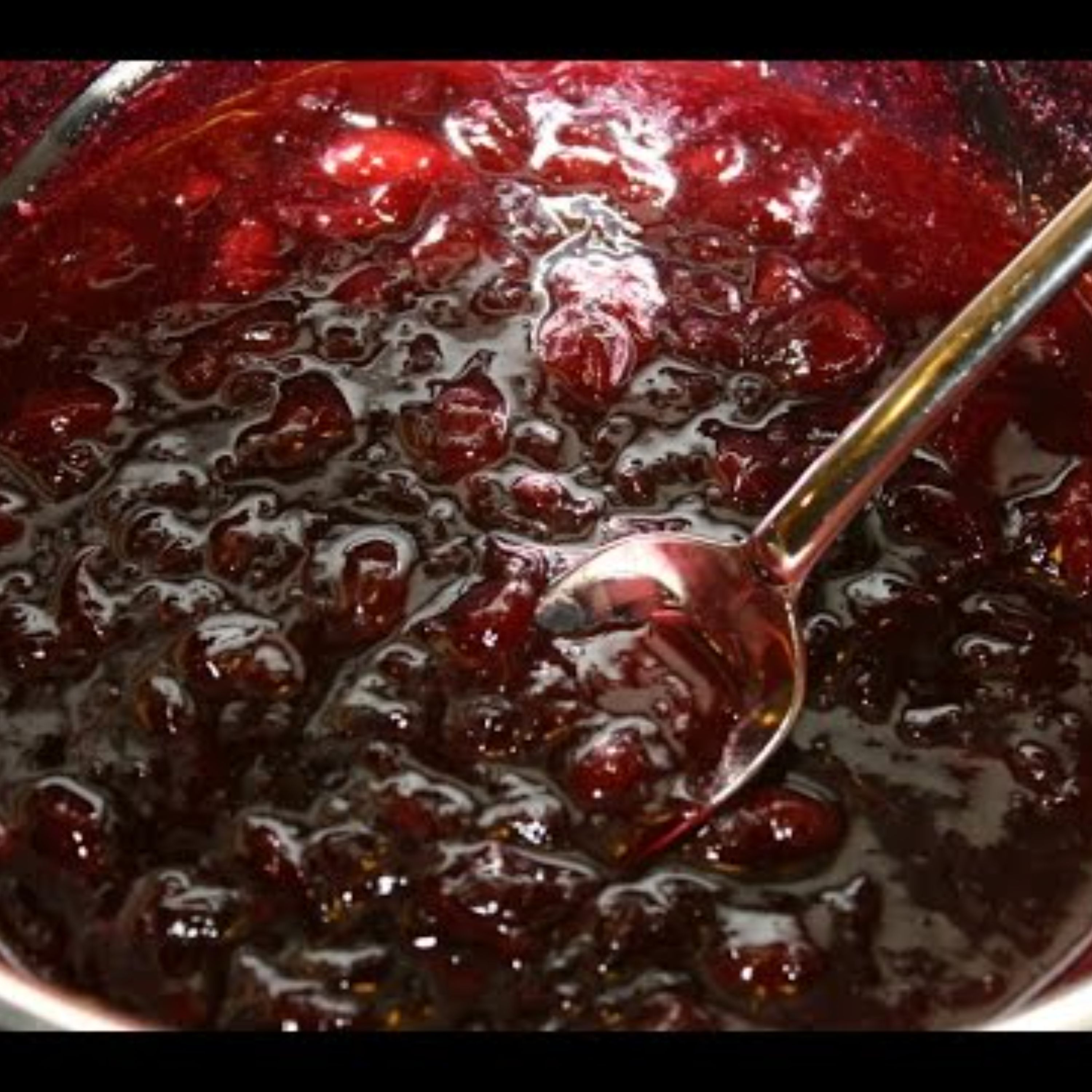 مربای آلبالوباعسل وزعفران پخته شده
