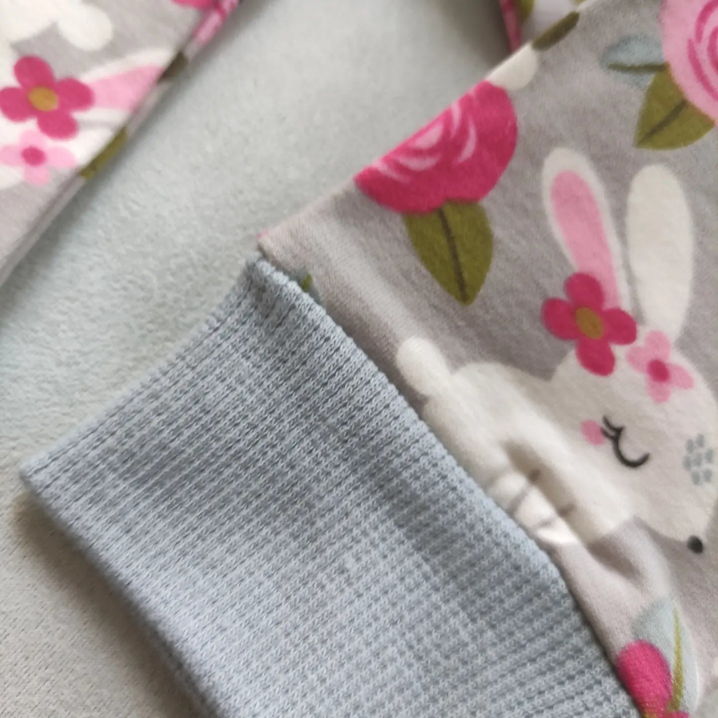   بلوز شلوارسایز  35 دخترانه پنبه و عالییی فقط یک حراج اخر فصل 