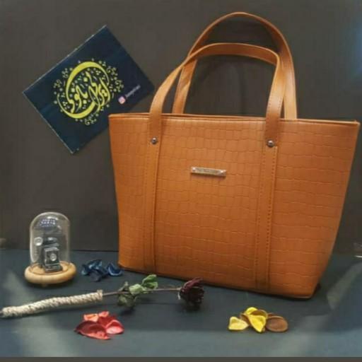 کیف بزرگ سنگی
ابعاد 26×40
رنگ: قهوه‌ای_عسلی
تک زیپ و جادار
متناسب برای خانم های شیک پوش