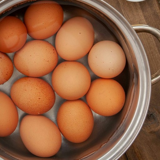 تخم مرغ محلی 1کیلویی از مرغهای خانگی ننه عصمت