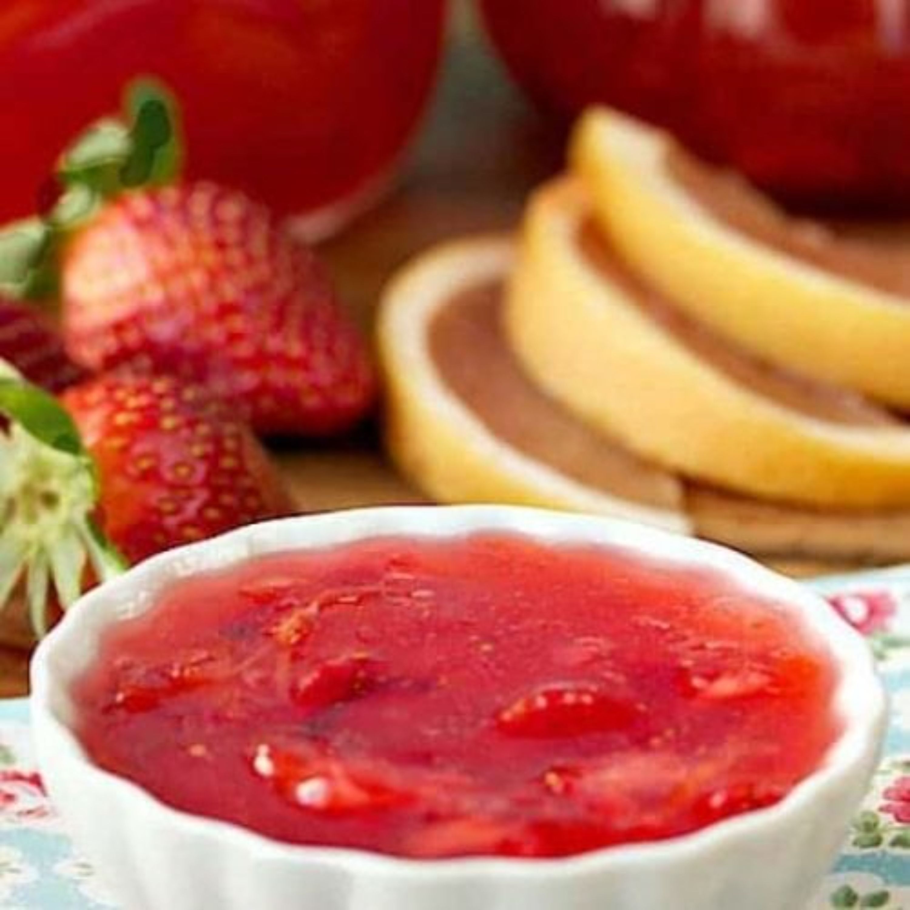 مربای توت فرنگی باعسل پخته شده 