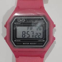 ساعت دیجیتال کیو اند کیو صورتی پر رنگ