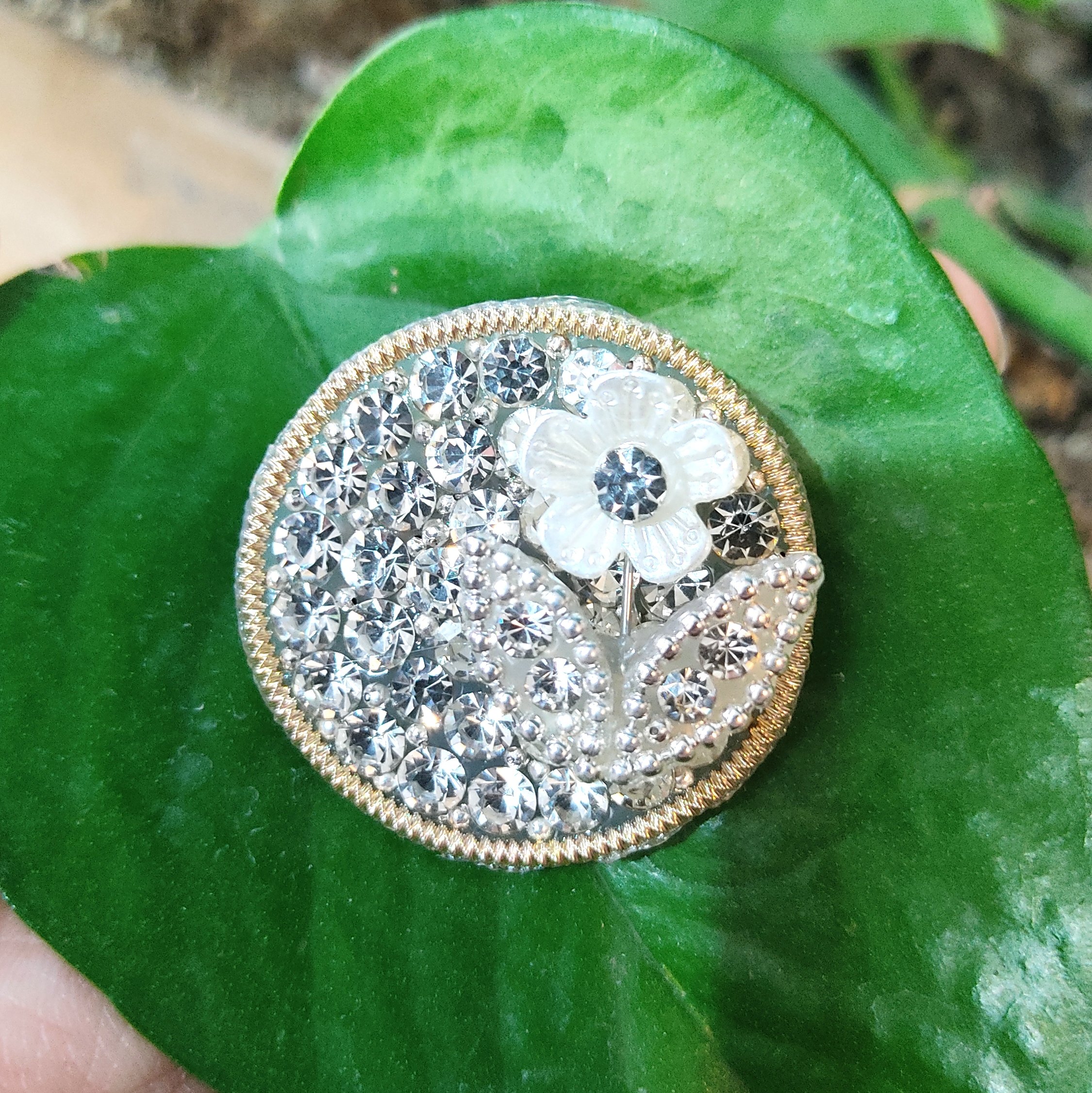 گلسینه،ترکیب نگین و سرمه،مناسب برای تزیین لباس و استفاده برای لباس جلو باز