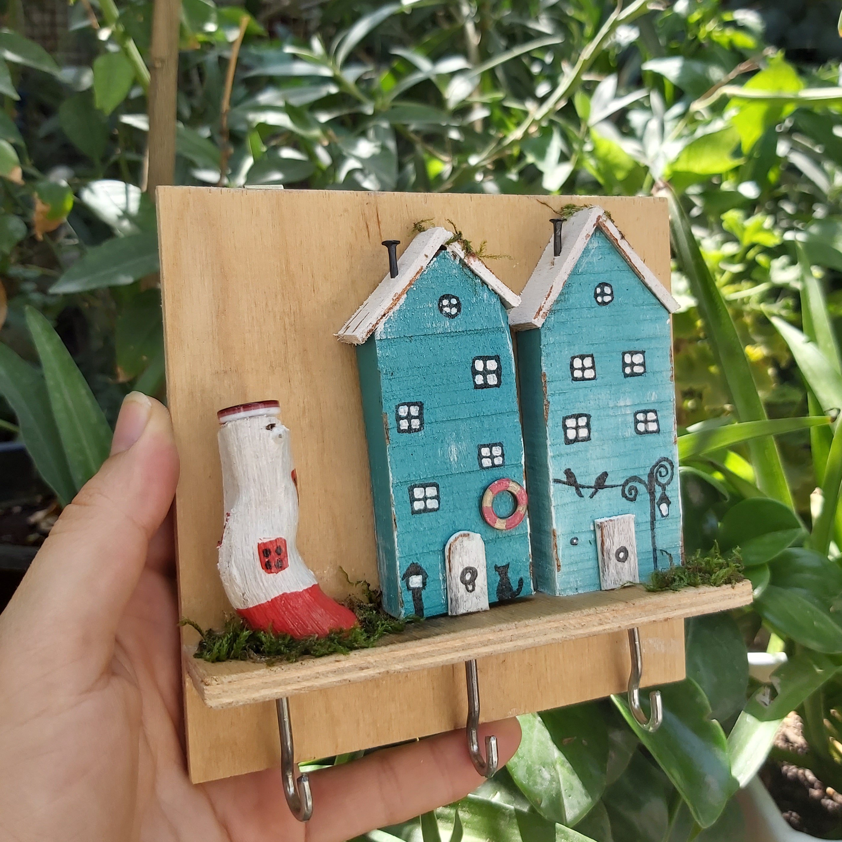 جاکلیدی کلبه،کارشده با دست،جنس چوب،با استفاده از دستمال نمدار قابل تمیز کردن میباشد