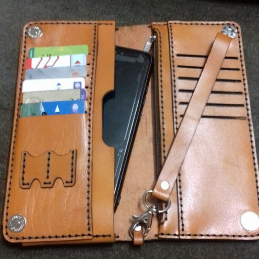 کیف پول تمام چرم طبیعی دارای جیب مخصوص موبایل و دست دوز
