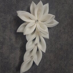 گل تزیینی مصنوعی،جنس پارچه حریر شیشه ای ،مناسب برای خنچه عقد،سبد حناو...،رنگ سفید ونباتی