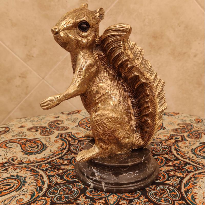 مجسمه برنزی دکوری حیوانات مدل سنجاب پایه سنگی قلم کاری کد 2622 ( مجسمه برنجی )