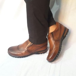 کفش چرم مردانه مدل ان جی 
در سه رنگ عسلی مشکی قهوه ای 
سایزبندی از 40 تا 44 قالب بزرگ
سبک و راحت زیره پیو