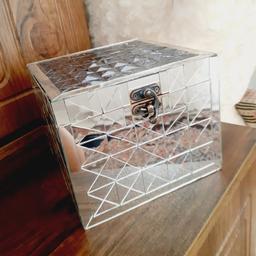 جعبه چوبی آینه کاری شده در ابعاد 15 سانتی به رنگ نقره ای و دودی