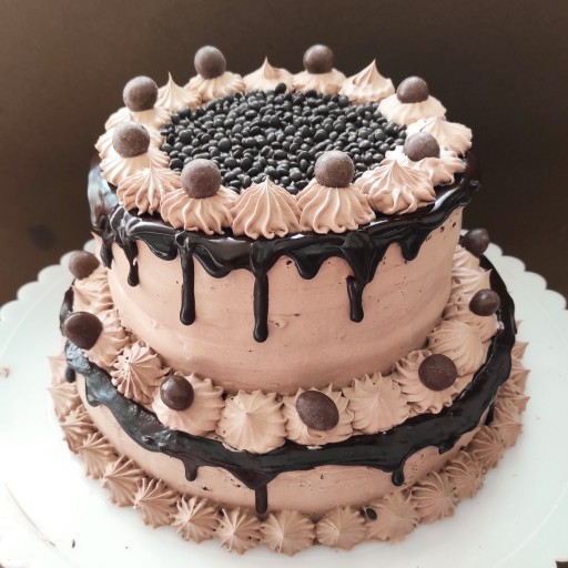 کیک تولد خامه ای شکلاتی دو طبقه