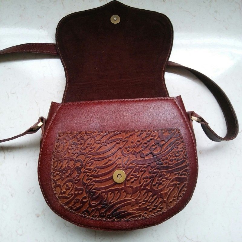 کیف دوشی زنانه بسیار شیک طرح سیامشق چرم دست دوز دیاکو
ابعاد 22×18
دارای بندقابل تنظیم
یک جیب داخل کیف
و درکیف زیپ خورده