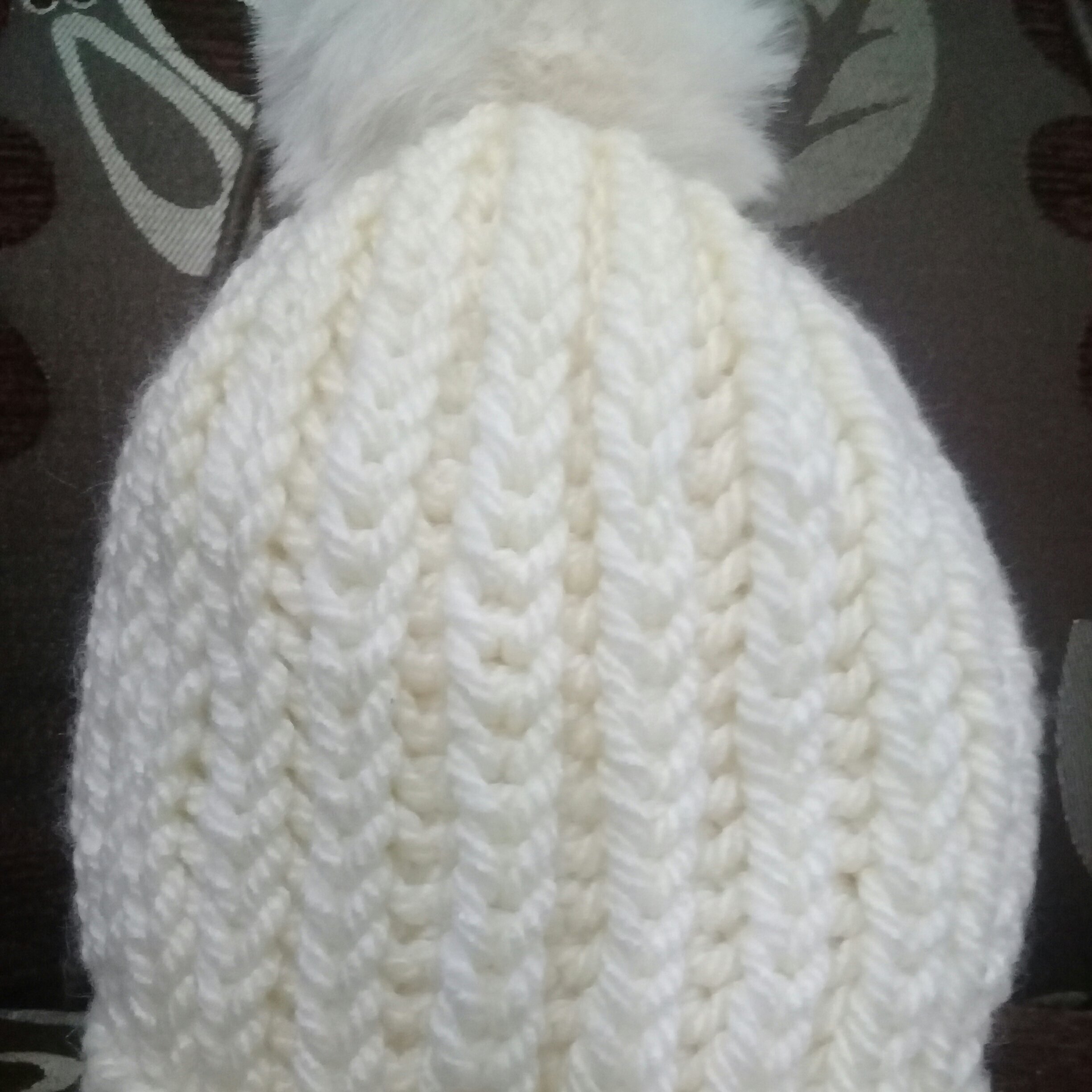 کلاه منگوله دار  بچگانه دست بافت شیری رنگ