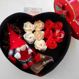 باکس گل و عروسک ، دارای دو جعبه به شکل قلب