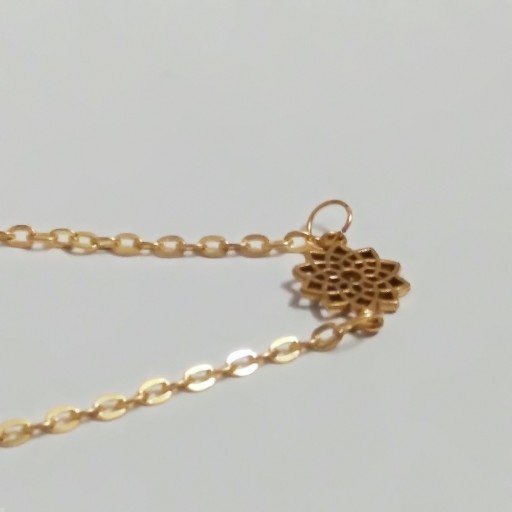 دستبند رنگ طلایی با پلاک طرح گل ( طراحی شیک و ظریف )