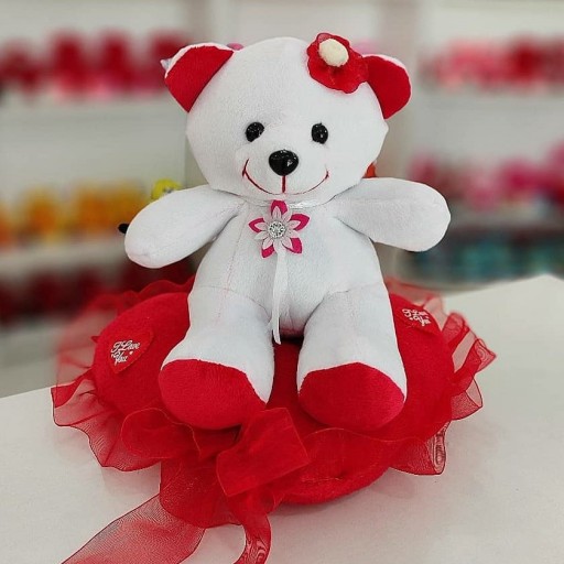 عروسک خرس نشسته روی قلب تدیا 
مخمل سفید و قرمز