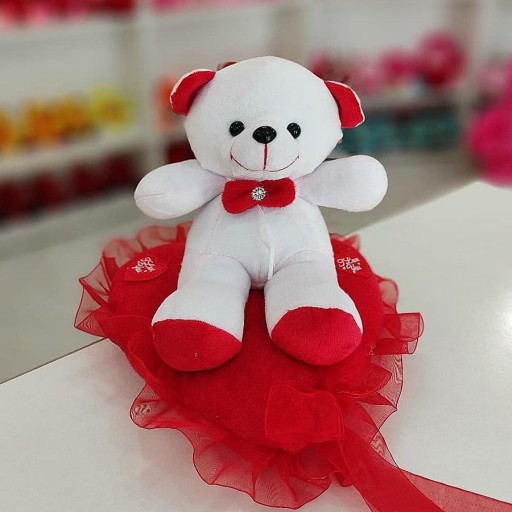 عروسک خرس نشسته روی قلب تدیا
 مخمل سفید و قرمز