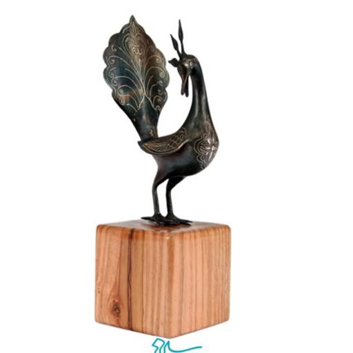 تندیس طاووس نقره کوب با پایه چوبی