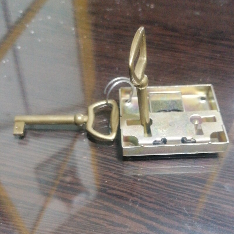 قفل کمد قدیمی فانتزی داری دو جای کلید خور - دارای 2 کلید  اندازه 6در 5 